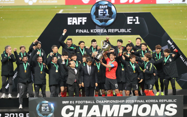 대한민국 축구 대표팀이 18일 부산아시아드주경기장에서 열린 2019 동아시안컵에 출전, 일본을 1대0으로 꺾고 우승을 확정한 뒤 시상대에 올라 환호하고 있다. 연합뉴스