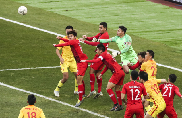 18일 오후 부산 아시아드 주 경기장에서 열린 2019 동아시안컵 축구대회 중국과 홍콩의 경기에서 양팀선수들이 공중볼을 다투고 있다. 연합뉴스