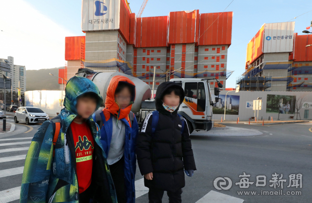 19일 오전 대구 수성구 알파시티 한 아파트 공사현장을 오고가는 대형 레미콘 트럭이 초등학교 어린이들의 등교길 안전을 크게 위협하고 있다. 이곳은 도로가 협소하고 공사 중인데다 속도제한을 무시한 공사 차량들의 위험한 질주에 주민들이 통행에 위험과 불편을 크게 겪고 있다. 정운철 기자 woon@imaeil.com