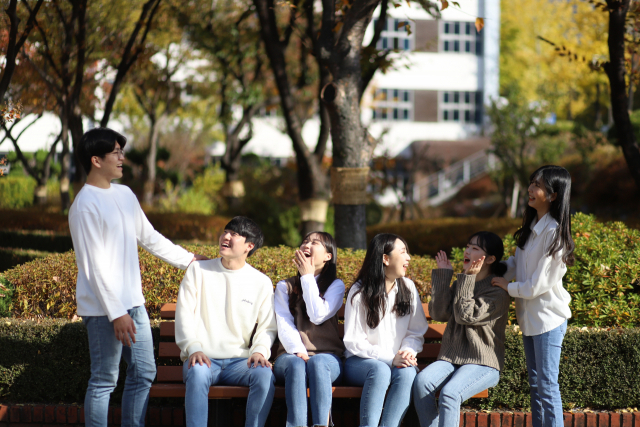 전문대학 진학은 현장 중심 직업교육을 받은 뒤 한 발 빨리 사회에 진출할 수 있는 기회이기도 하다. 영남이공대 교정에서 학생들이 활짝 웃고 있다. 영남이공대 제공