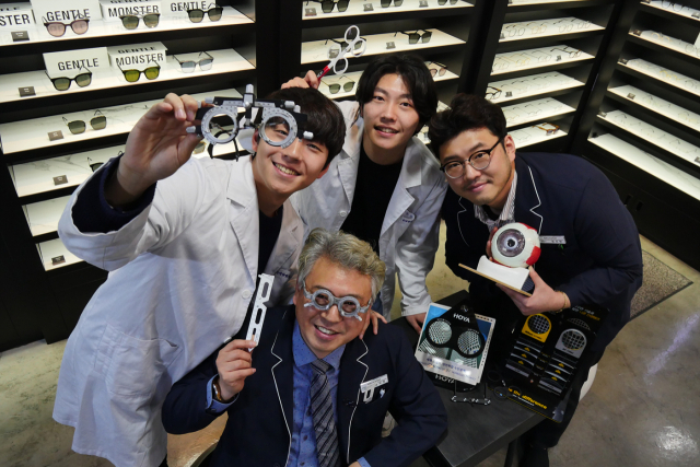 아버지 정국정 씨와 아들 우철, 우성, 우현(가운데 앞부터 시계방향) 씨가 안경원에서 안경과 측정기를 들어보이고 있다. 대구보건대 제공