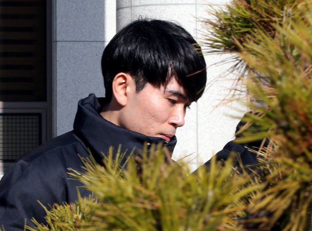 도심 길거리에서 상습적으로 음란행위를 한 혐의로 기소된 전 프로농구 선수 정병국씨가 19일 오전 인천시 미추홀구 인천지방법원에서 첫 재판을 마치고 법원 건물을 나서고 있다. 검찰은 이날 인천지법에서 열린 결심 공판에서 공연음란 혐의로 불구속 기소한 정씨에게 징역 1년 및 취업제한 3년 등을 구형했다. 연합뉴스