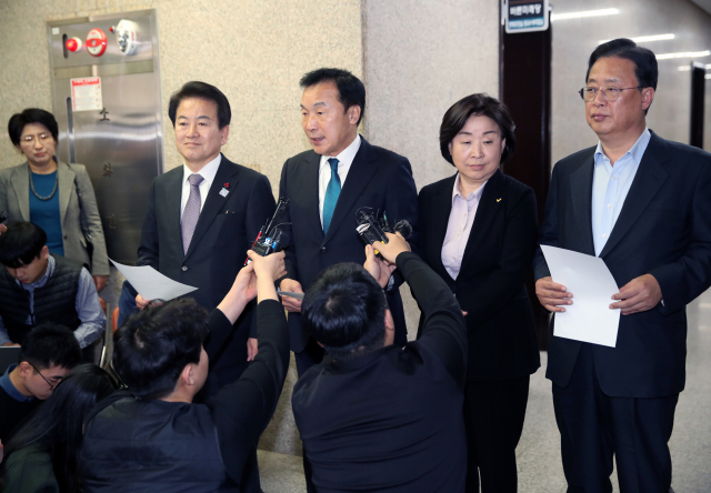 18일 오후 서울 여의도 국회에서 바른미래당 손학규 대표가 야 3당 선거법 합의문을 읽고 있다. 왼쪽부터 민주평화당 정동영 대표, 바른미래당 손학규 대표, 정의당 심상정 대표, 대안신당 유성엽 창당준비위원장. 연합뉴스