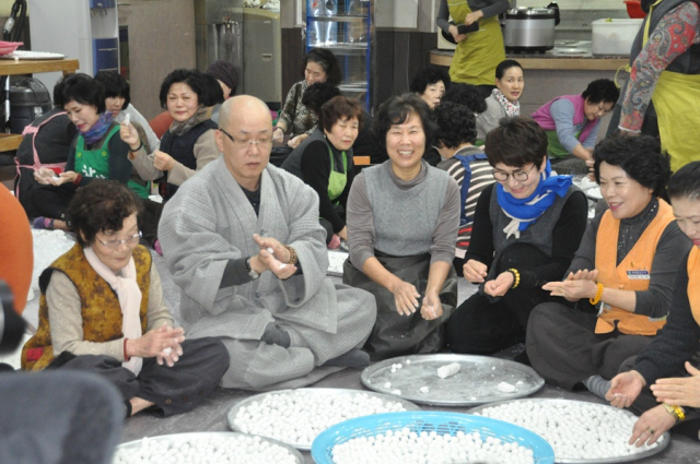 한국불교대학 대관음사는 매년 동지를 맞아 신도와 이웃에 1만그릇 팥죽 나눔을 한다. 스님과 신도들이 새알심을 만들고 있다. 대관음사 제공