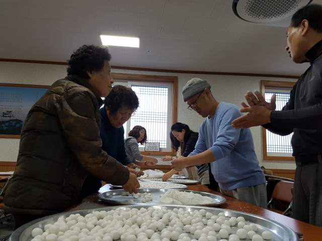 팔공산 도림사는 동지기도 때 신도들에게 팥죽을 제공한다. 스님과 신도들이 새알심을 만들고 있다. 도림사 제공