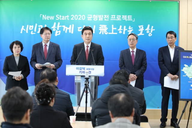 이강덕 포항시장이 19일 포항시청에서 기자회견을 열고 주민소환투표 부결에 따른 포항시 입장 등을 설명하고 있다. 포항시 제공