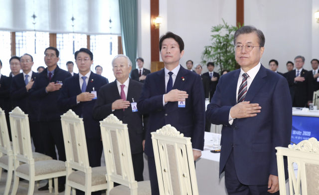 문재인 대통령이 19일 청와대에서 확대경제장관회의 참석자들과 국기에 경례하고 있다. 왼쪽부터 더불어민주당 최운열 제3정조위원장, 김주영 한국노총 위원장, 더불어민주당 조정식 정책위의장, 손경식 경총회장, 더불어민주당 이인영 원내대표, 문 대통령. 연합뉴스