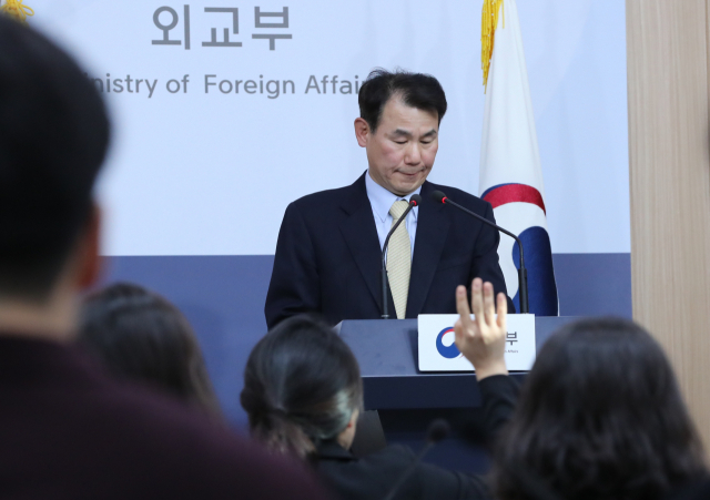 정은보 한미 방위비분담협상 대사가 19일 오후 서울 종로구 외교부 브리핑룸에서 제임스 드하트 미국 국무부 선임보좌관과의 한미 방위비분담금 협정(SMA) 협상 결과를 브리핑한 뒤 취재진의 질문을 받고 있다. 연합뉴스
