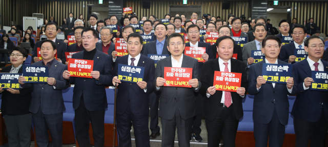 자유한국당 황교안 대표와 심재철 원내대표 및 의원들이 19일 오후 서울 여의도 국회에서 열린 의원총회에서 