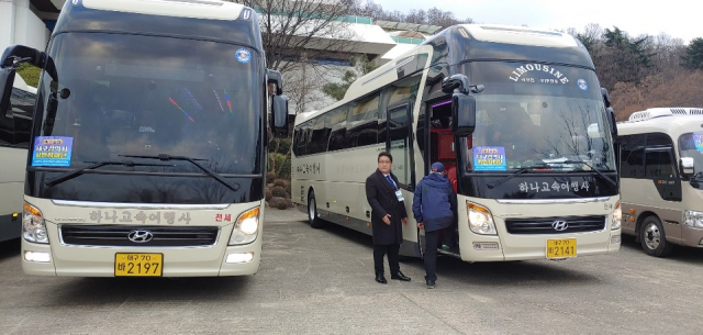 대구시 신청사 입지를 결정할 시민참여단 252명이 20일 오전 8시 35분 수성구 어린이회관에 집결해 버스에 탑승 완료했다. 이혜진 기자 lhj@imaeil.com