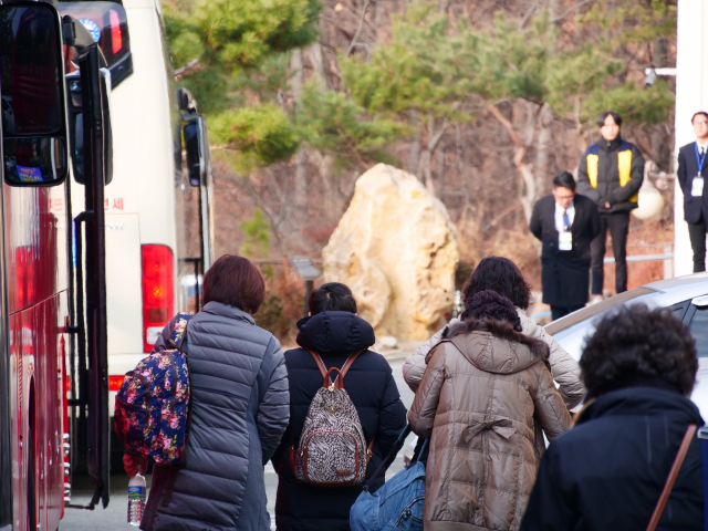 대구시 신청사 입지를 결정할 시민참여단 252명이 20일 오전 9시 40분 대구 동구 팔공산맥섬석유스호스텔이 도착해 버스에서 내리고 있다. 안성완 기자 asw0727@imaeil.com