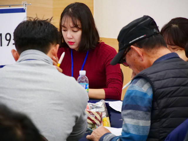 대구시 신청사 건립 예정지 선정을 위한 시민참여단 평가에 참여한 시민참여단 252명이 20일 오후 10시 합숙장소인 팔공산 맥섬석 유스호스텔에서 평가 일정을 시작했다. 사진은 개회식 모습. 안성완 기자 asw0727@imaeil.com