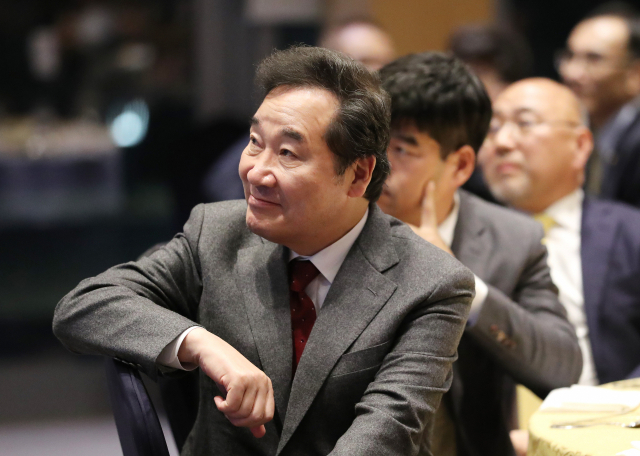 이낙연 국무총리가 지난 19일 오후 세종공관에서 열린 기자간담회에서 영상을 시청하고 있다. 연합뉴스