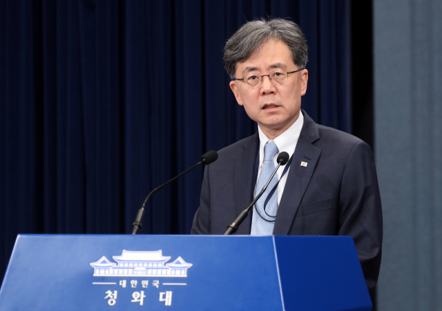 김현종 국가안보실 2차장이 20일 청와대에서 한·일·중 정상회담 관련 브리핑을 하고 있다. 연합뉴스