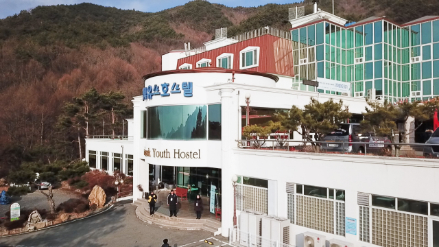 대구시 신청사 건립 예정지 선정을 위한 시민참여단 평가에 참여한 시민참여단 252명이 20일 오후 10시 합숙장소인 팔공산 맥섬석 유스호스텔에서 평가 일정을 시작했다. 사진은 하늘에서 바라본 팔공산 맥섬석 유스호스텔 . 안성완 기자 asw0727@imaeil.com