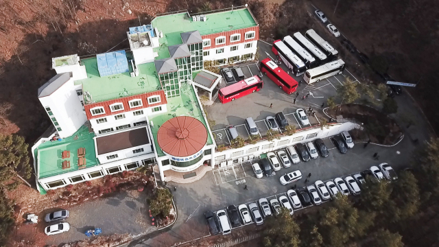 대구시 신청사 건립 예정지 선정을 위한 시민참여단 평가에 참여한 시민참여단 252명이 20일 오후 10시 합숙장소인 팔공산 맥섬석 유스호스텔에서 평가 일정을 시작했다. 사진은 하늘에서 바라본 팔공산 맥섬석 유스호스텔 . 안성완 기자 asw0727@imaeil.com