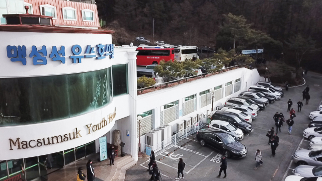 대구시 신청사 건립 예정지 선정을 위한 시민참여단 평가에 참여한 시민참여단 252명이 20일 오후 10시 합숙장소인 팔공산 맥섬석 유스호스텔에서 평가 일정을 시작했다. 사진은 하늘에서 바라본 팔공산 맥섬석 유스호스텔 . 안성완 기자 asw0727@imaeil.com