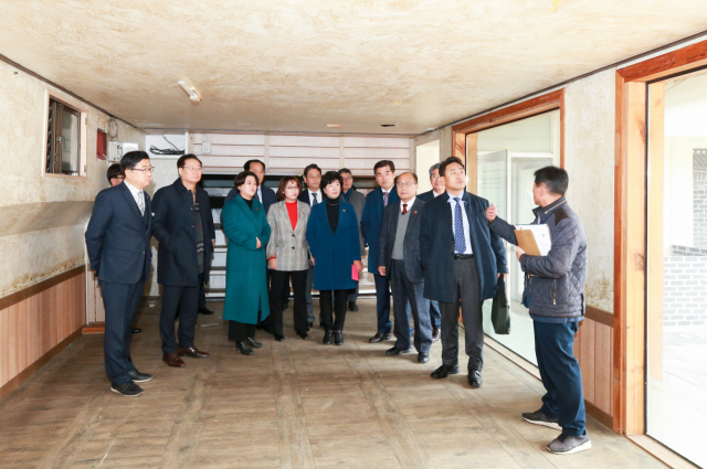 19일 경북 경주 보문단지 내 보문상가를 방문한 경북도의회 문화환경위원회 소속 도의원들이 경북문화관광공사 관계자로부터 