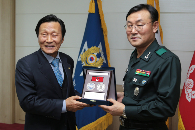 정창주(왼쪽) 구미대 총장이 장달수 육군3사관학교장으로부터 생도 모집 홍보 우수대학 감사패를 받고 있다. 구미대 제공