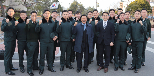 정창주 구미대 총장이 육군3사관학교에서 구미대 출신 사관생도들을 만나 기념촬영을 하고 있다. 구미대 제공