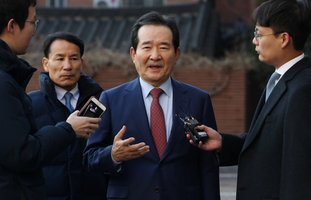 정세균 국무총리 후보자가 20일 오전 서울 종로구 통의동 금융감독원 연수원에 마련된 후보자 사무실로 출근하며 취재진의 질문에 답하고 있다. 연합뉴스