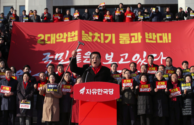 자유한국당 심재철 원내대표가 20일 오후 국회 본관 앞 계단에서 열린 공수처법·선거법 날치기 저지 규탄대회에서 발언하고 있다. 연합뉴스