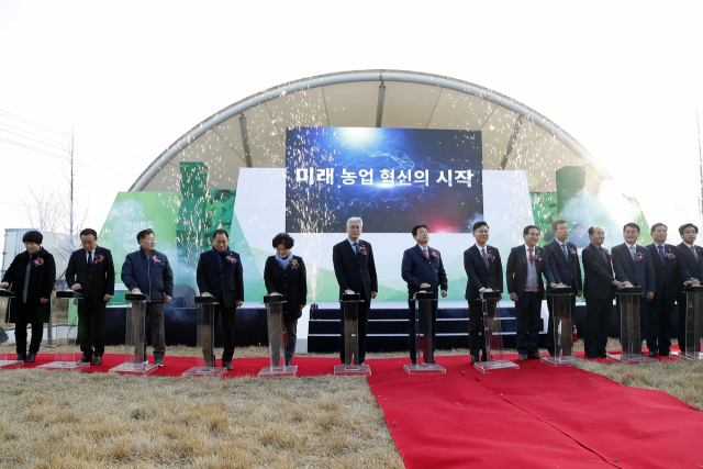 20일 오후 3시 경북 상주시 사벌면 스마트팜 혁신밸리 착공식에서 이철우 경북도지사와 김현수 농식품부 장관 조성희 상주시장권한대행, 정재현 상주시의회의장 등 내빈들이 축포 버튼을 일제히 누르고 있다. 상주시 제공