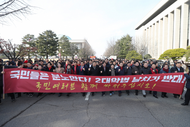 자유한국당 황교안 대표와 심재철 원내대표 등 의원들이 지난 18일 국회 본관 앞에서 열린 