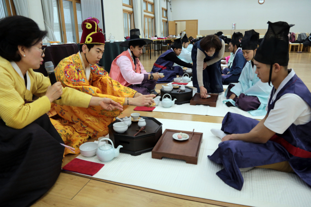 금오공대·안동대·구미대의 외국인 유학생들이 대한민국의 전통문화 체험을 하고 있다. 금오공대 제공