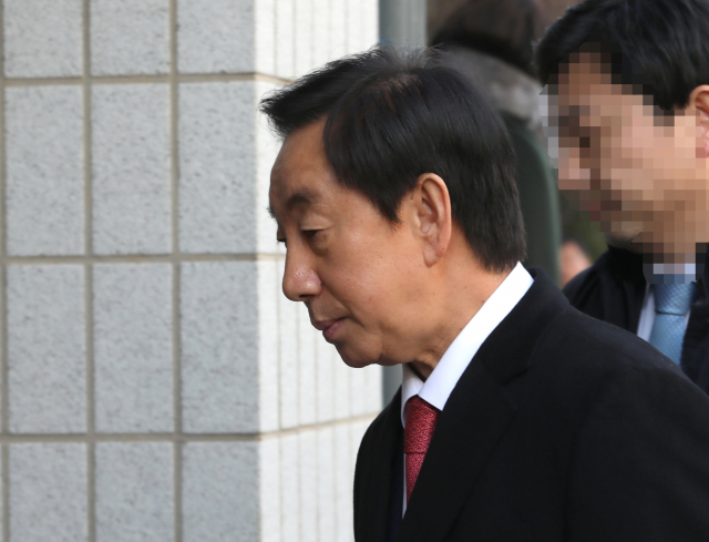 딸을 부정 채용하는 방식으로 KT에서 뇌물을 받은 혐의로 재판에 넘겨진 자유한국당 김성태 의원이 20일 오후 결심공판이 열리는 서울 양천구 서울남부지법으로 들어가고 있다. 연합뉴스