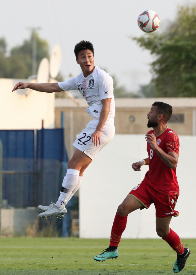 15일(한국시간) 아랍에미리트(UAE) 두바이의 샤밥 알아흘리 스타디움에서 열린 2019 두바이컵 올림픽대표팀 친선대회 2차전 대한민국 대 바레인 경기에서 백승호가 헤딩을 하고 있다. 연합뉴스