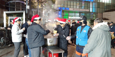 영주제일고 동문들이 영등포 무료급식소에서 봉사활동을 펼치고 있다. 영주 제일고 제공