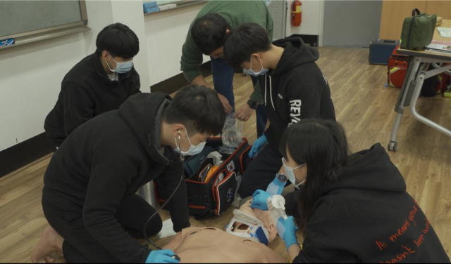 경북도립대학교 응급구조과 학생들이 응급구조 실습 수업을 하고 있다. 경북도립대 제공
