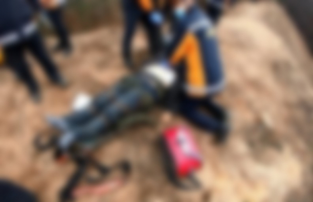 21일 오전 10시 45분 대구시 동구 진인동 야산에서 벌목작업을 하다 작업차에 깔린 60대 남성 A씨에게 소방대원이 심폐소생술을 실시하고 있다. 대구소방본부 제공