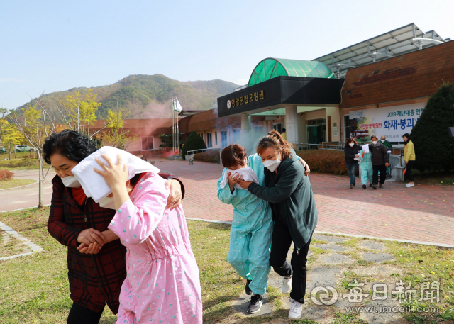 경북 영양군립병원의 실제 화재 등 재난에 대비한 안전한국훈련에서 직원들이 환자들을 대피시키고 있다. 영양군 제공