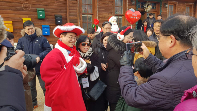 산타복장을 한 이철우 경북도지사가 관광객들과 기념사진을 촬영하고 있다. 봉화군 제공