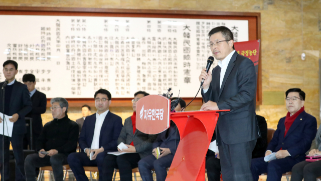 자유한국당 황교안 대표가 19일 오전 서울 여의도 국회 로텐더홀에서 열린 최고위원회의에서 발언하고 있다. 연합뉴스