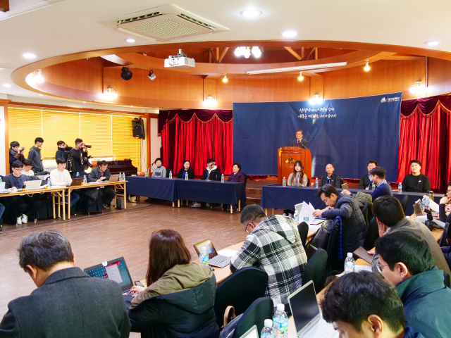 김태일 대구시신청사건립공론화위원장이 22일 동구 팔공산맥섬석유스호스텔에서 대구시 신청사 입지를 발표하고 있다. 안성완 기자