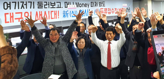 22일 대구시 신청사 입지로 달서구가 결정되자 달서구청 관계자들이 환호하고 있다. 안성완 기자