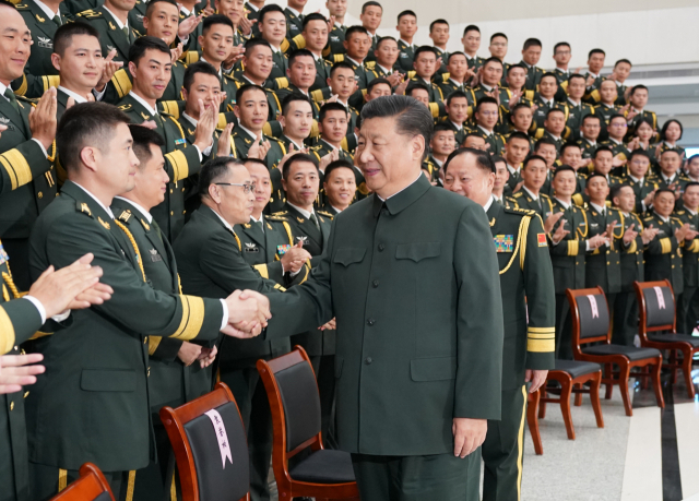시진핑 중국 국가주석이 20일 마카오 주둔 인민해방군 부대를 방문, 장병들과 악수하고 있다. 연합뉴스