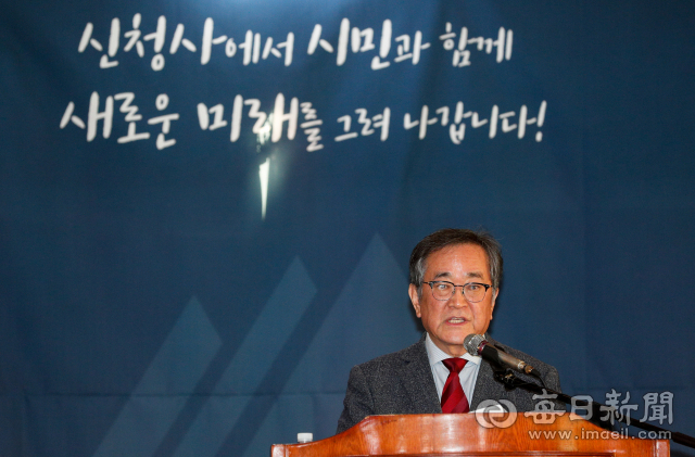 대구시 신청사 건립지가 달서구 옛 두류정수장 터로 결정됐다. 22일 신청사추진공론화위원회 김태일 위원장이 동구 팔공산맥섬석유스호텔에서 시민참여단의 평가결과 달서구가 최고 득점을 했다고 발표하고 있다. 우태욱 기자 woo@imaeil.com