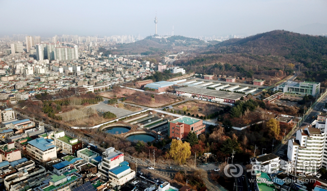 대구시 신청사 건립지가 22일 시민평가단 250명의 숙의 과정을 거쳐 달서구 옛 두류정수장 터로 결정됐다. 대구시는 내년에 기본계획 수립, 2021년 실시설계 등을 거쳐 2022년 착공해 2025년 신청사를 완공할 계획이다. 이날 상공에서 바라본 옛 두류정수장 모습. 우태욱 기자 woo@imaeil.com