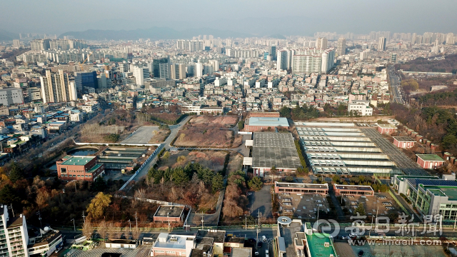 대구시 신청사 건립지가 22일 시민평가단 250명의 숙의 과정을 거쳐 달서구 옛 두류정수장 터로 결정됐다. 대구시는 내년에 기본계획 수립, 2021년 실시설계 등을 거쳐 2022년 착공해 2025년 신청사를 완공할 계획이다. 이날 상공에서 바라본 옛 두류정수장 모습. 우태욱 기자 woo@imaeil.com