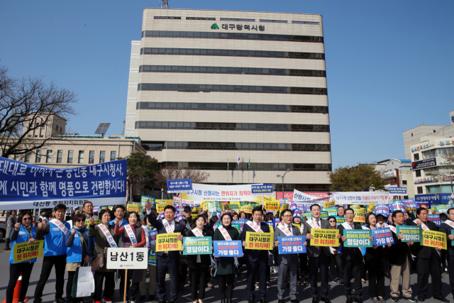 22일 대구시청 신청사 입지가 결정된다. 시민참여단 250명이 대구시 동구 팔공산맥섬석유스호스텔에서 합숙하며 공론 민주주의 방식으로 신청사 위치를 결정한다. 유치전에는 중구(동인동 현 대구시청 본관)·북구(옛 경북도청 터)·달서구(옛 두류정수장 터)·달성군(화원읍 한국토지주택공사 분양홍보관 부지) 4개 구·군이 뛰어들었다. 사진은 중구의 신청사 유치를 위한 홍보행사 모습. 연합뉴스