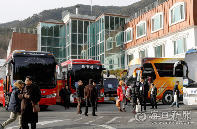 대구시 신청사 건립지가 달서구 옛 두류정수장 터로 결정됐다. 22일 2박3일간의 선정 평가를 마친 시민참여단이 숙의 장소를 떠나고 있다. 우태욱 기자 woo@imaeil.com