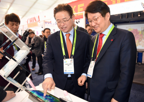 이철우 경북도지사와 권영진 대구시장이 지난해 1월 미국 라스베이거스에서 열린 CES 2019 부스를 함께 돌아보고 있다. 경북도 제공