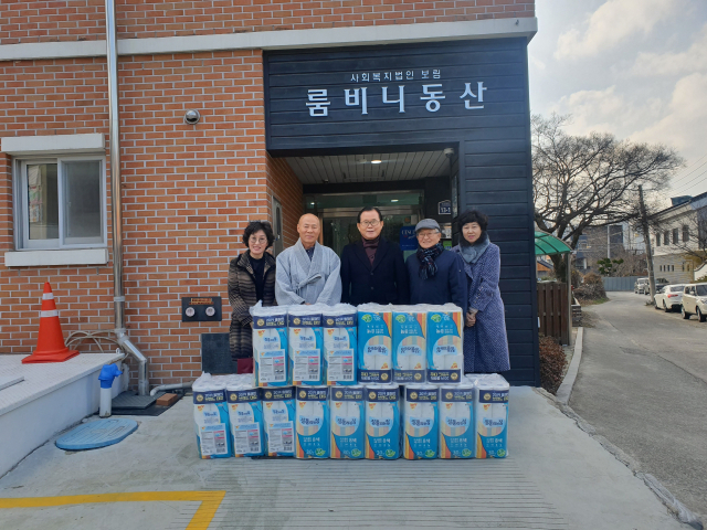 문차숙 시인과 대구경북발전포럼 임원들이 사회복지시설 