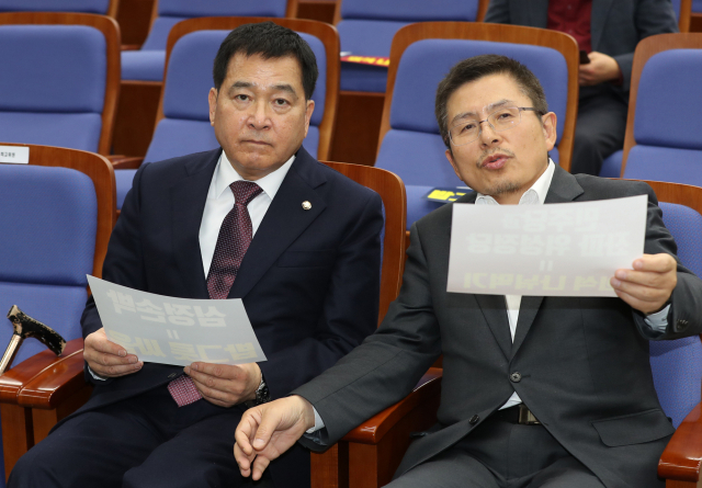 자유한국당 황교안 대표(오른쪽)와 심재철 원내대표가 19일 오후 서울 여의도 국회에서 열린 의원총회에서 대화하고 있다. 연합뉴스