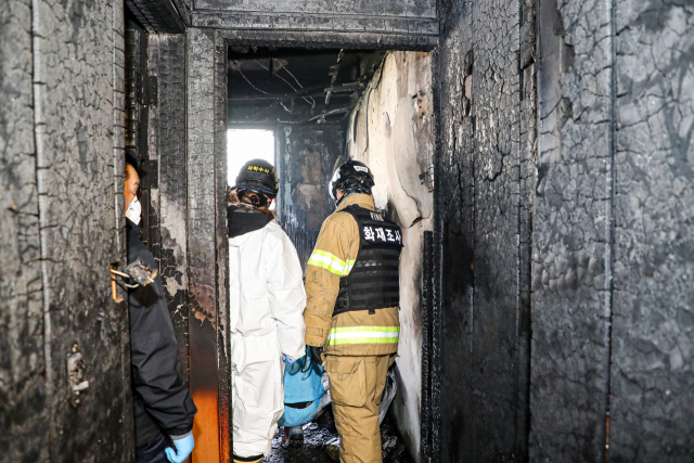 광주 북구 두암동의 한 모텔에서 방화로 의심되는 불이나 수십여명의 사상자가 발생한 22일 경찰과 소방당국이 화재 현장을 조사하고 있다. 연합뉴스