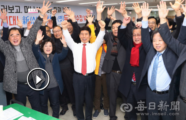 22일 오후 대구시 신청사로 달서구 옛 두류정수장터가 선정되자 이태훈 청장 등 달서구 관계자들이 환호하고 있다. 달서구청 제공